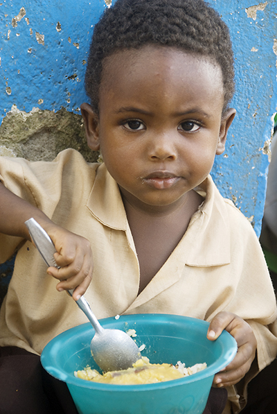 HOOK кормит детей в школе Либерии