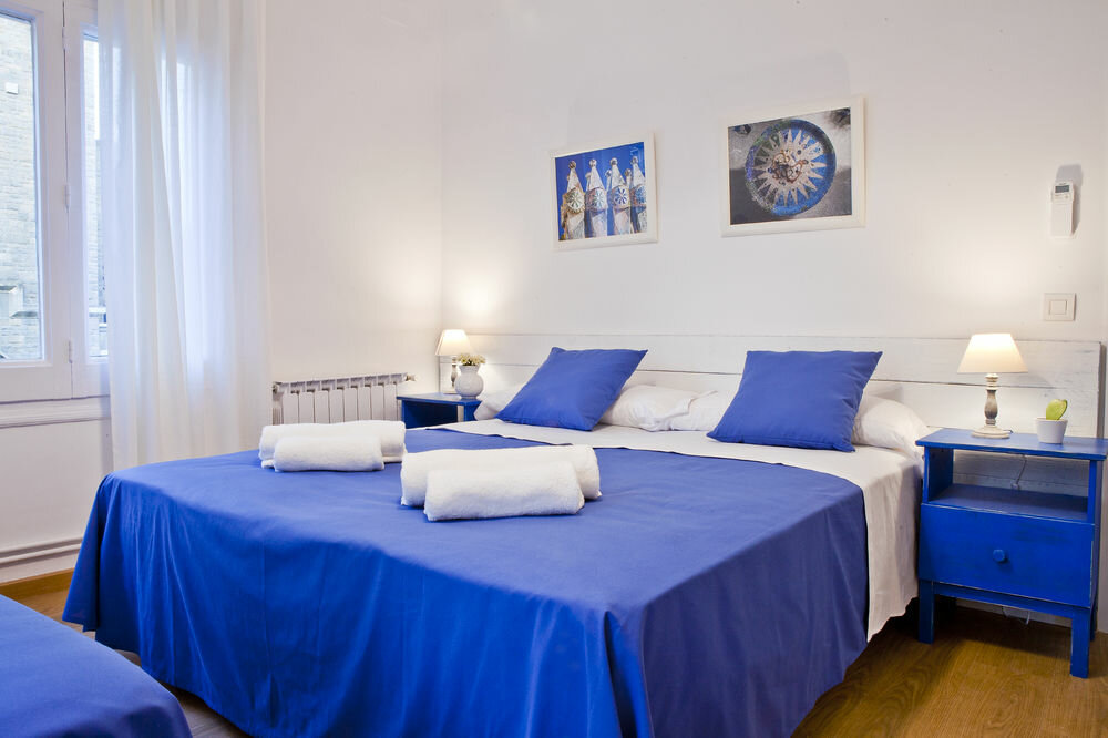 Светильники Faro Barcelona в спальне отеля Bed&Blue