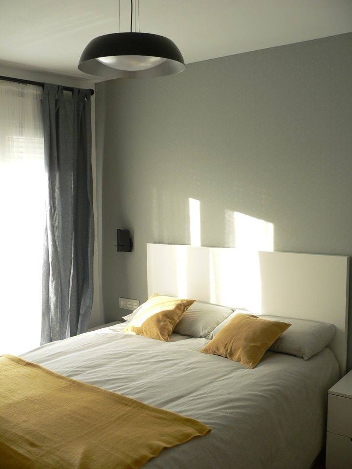 Настенный светильник SMILE в спальне с большой гардеробной